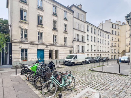 paris 18  pied montmartre  studio (t1) traversant de 35m2  rdc clair  coeur du passage his