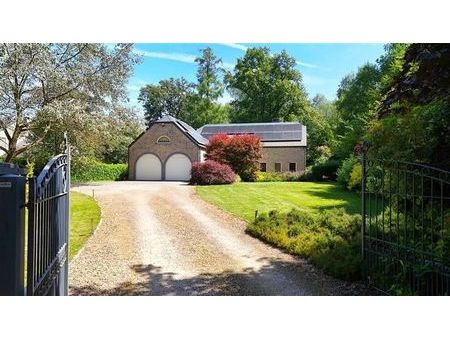 villa 3 chambres (poss 4) garages et jardin!