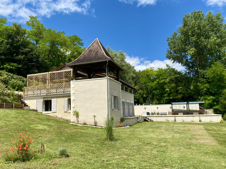 propriété architecturale parfaite au bord de la rivière. 4/5 cham/4 salles de bains. doubl