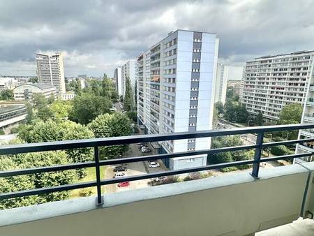 appartement 4 pièces avec balcon  cave et parking privatif.