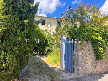 ancien château de 305m2 env. + jardin au coeur d'un village