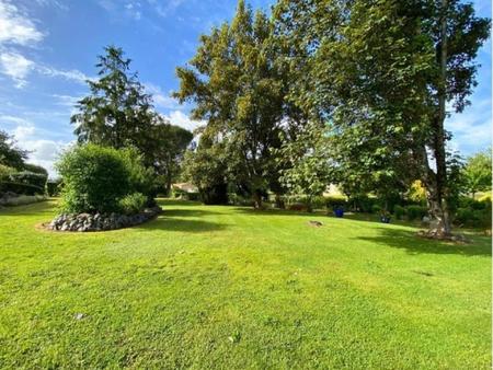 maison de plain pied avec un écrin de verdure