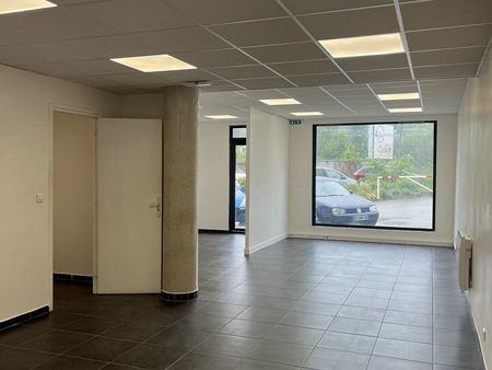 local professionnel - 102m² - bourgoin jallieu