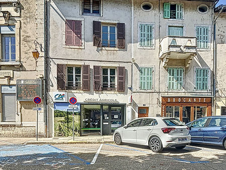 immeuble de 220 567 m² ( loi carrez )  surface totale 304m²  plein centre ville de poncin