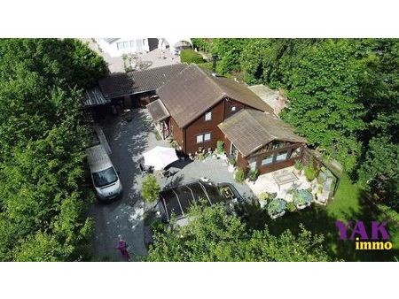 joli chalet en bois de 3 chambres dans un domaine boisé