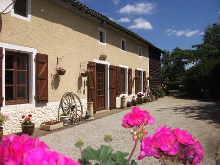 très jolie maison de caractère rénovée avec 4 chambres et une maison d'amis indépendante e