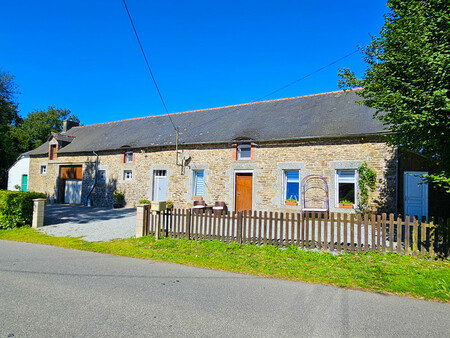 spacieuse longère en pierre de quatre chambres avec garage  atelier  terrain de 2 461 m² -