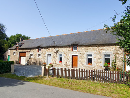 spacieuse longère en pierre de quatre chambres avec garage  atelier  terrain de 2 461 m² -