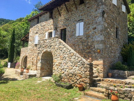 des vues magnifiques de cette maison ardéchoise avec une piscine dans un petit hameau.