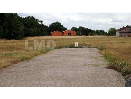 terrain constructible de 825 m²