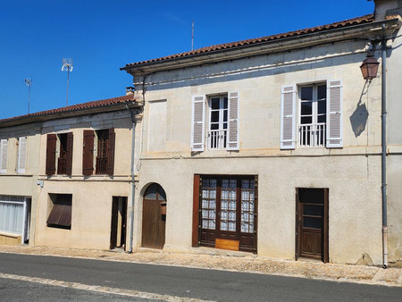 2 maisons d'habitations avec jardinet et double garage!