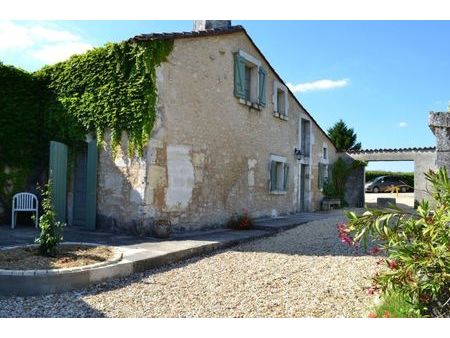 maison ancienne meublée avec piscine partagée à 20mn de cognac