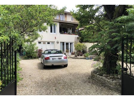 la campagne près de la ville: maison de bourg avec cour et jardin attenant