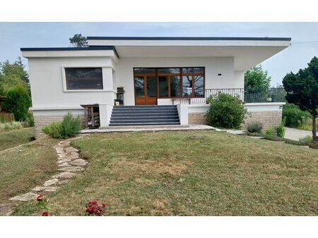 magnifique maison sur terrain amenage+ piscine chauffee. au bord d’un village charmant