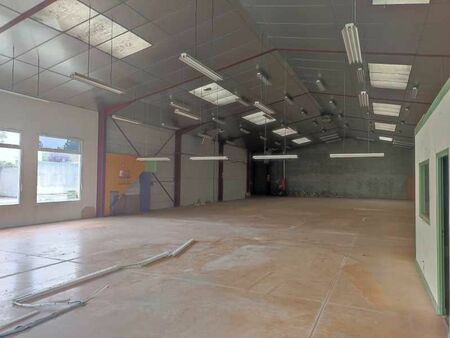 local commercial 700 m²