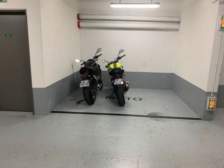 location place parking moto sécurisée