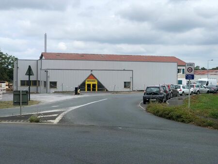 a louer batiment a usage industriel et commercial (450m2) a arcangues