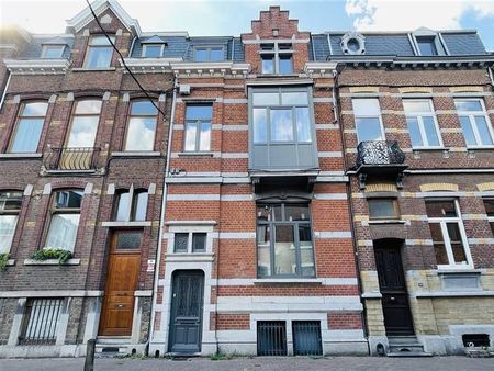 belle et grande maison de maître avec jardin et deux garages