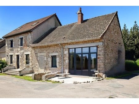 saint pierre de varennes  maison pierres apparentes de 182 m2  grange et jardin