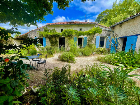 ferme du 16ème siècle  4 chambres avec de beaux jardins et de nombreuses dépendances  énor