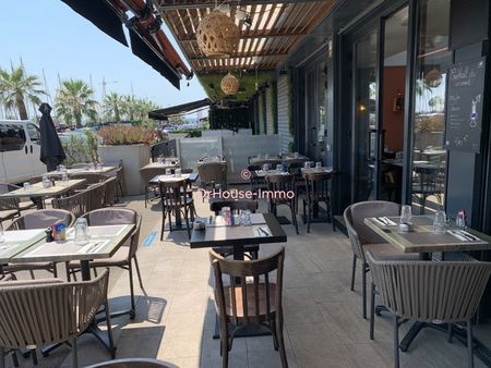 restaurant avec une grande terrasse situe sur le port de plaissance