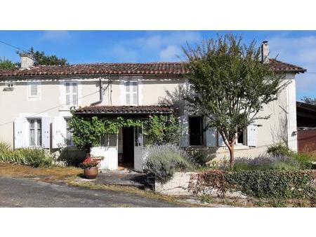 maison en pierre rénovée dans un hameau tranquille