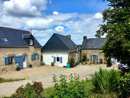 complexe de gîtes parfaitement présenté comprenant trois propriétés avec piscine chauffée 