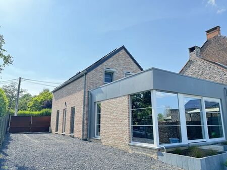 maison prete a habiter avec agreable terrasse et jardin