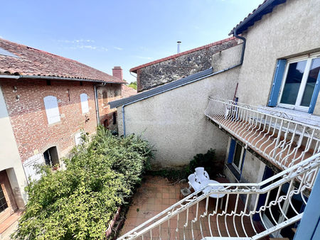 bâtisse en plein centre de bourg saint bernard avec coure intérieure et garage.