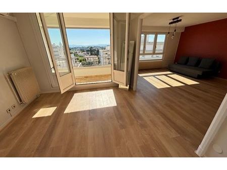 vente commerce 3 pièces 84 m² bron (69500)