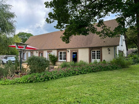 très belle longère restaurée sur un jardin de 1800 m2 entièr