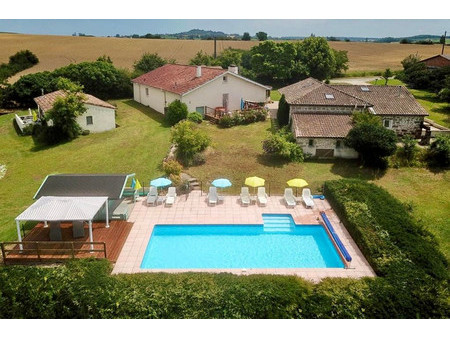 charmante maison en pierre de 4 chambres avec 2 maisons d'hôtes séparées  piscine chauffée