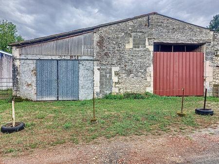 a vendre près de la gare de saujon un ensemble de 2 granges et un terrain non constructibe