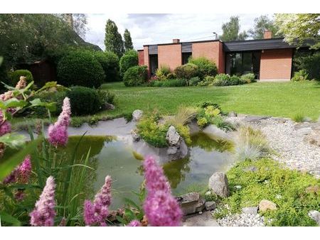 maison de plain-pied dans cadre champêtre et grand jardin.