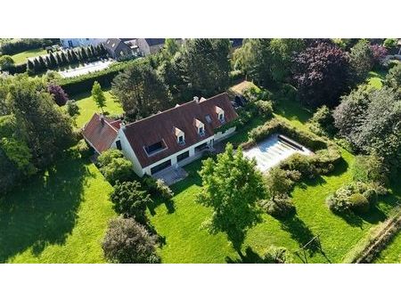 magnifique villa dans un écrin de verdure avec une vue dégag