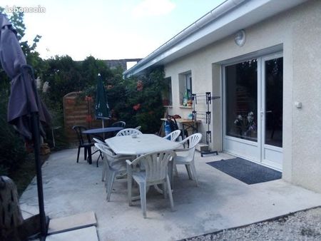 loue villa sur terrain cloture et arboré 90m2 terrasse 3 pièces 800euros