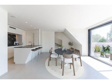 duplex passief appartement met terras en garage te strijpen