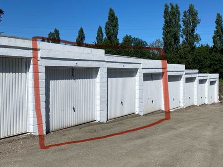 3 boxs de garage loués.