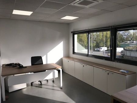 a louer bureaux à vannes est 47 m2 + 3 pks