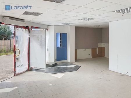 local commercial 800 m² locmine