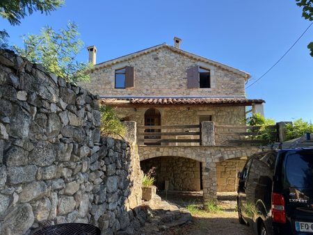 maison individuelle en pierre + terrasse + caves+ parking priv?