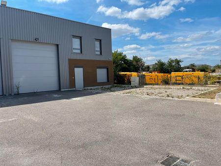 location local d’activité 470m2 avec mezzanine entièrement rénovée