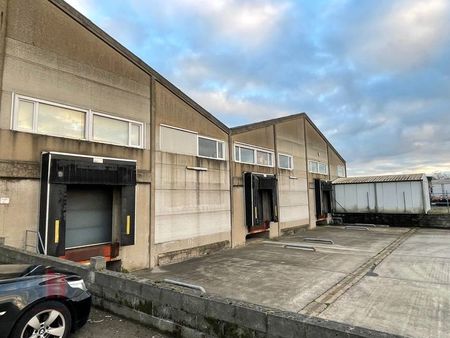 logistiek magazijn van 1.200 m² met 2 laadkades in gistel