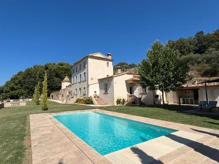 bastide prestigieuse avec une vue imprenable et à quelques pas du village en contrebas