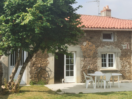 charmante maison à finir de rénover dans un hameau paisible.