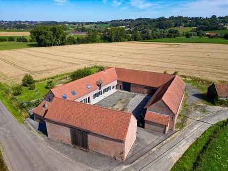 a louer  charmante ferme carrée avec jardin et écuries at...