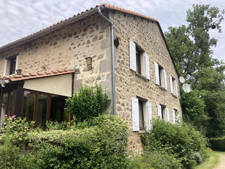 maison spacieuse et isolée de 4 chambres avec lac