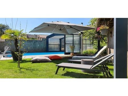 vaste maison de maître avec un gîte indépendant et piscine.