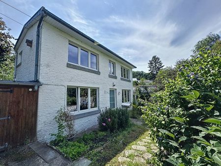 petite maison à l'arrière d'un immeuble