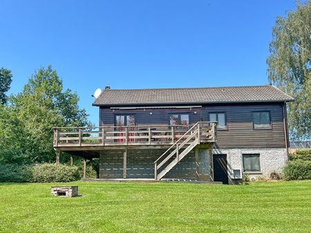 chalet calme avec 4 chambres.